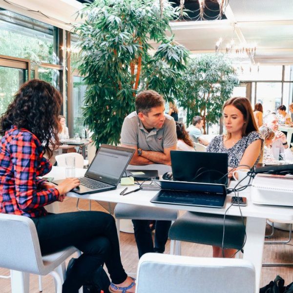 meeting-at-a-coworking-shared-office-space-osdoro-2 meeting-at-a-coworking-shared-office-space-osdoro-2